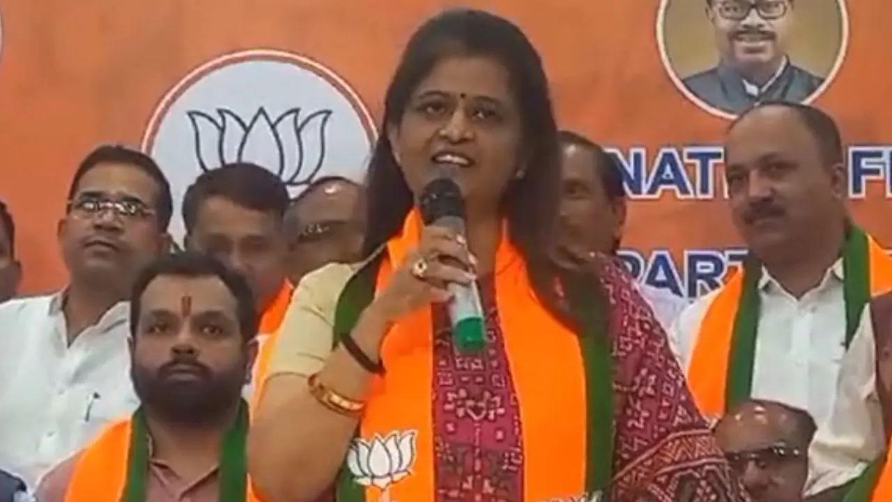 अर्चना चाकुरकर ने कहा कि `आज प्रधानमंत्री नरेंद्र मोदी के नेतृत्व में देश विकासशील से विकसित देश की ओर तेजी से और असाधारण यात्रा पर है.`