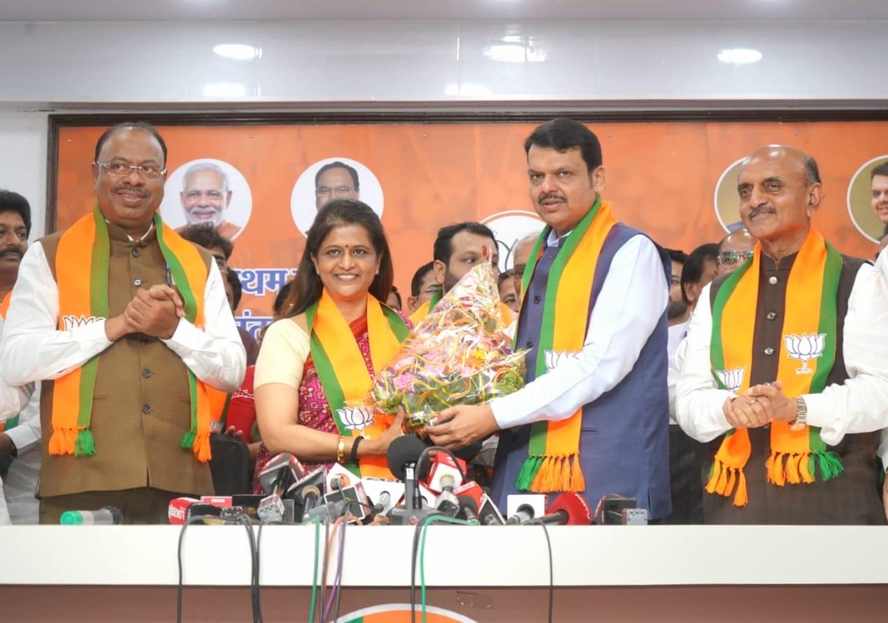 चाकुरकर ने शिवराज पाटिल के करीबी सहयोगी, पूर्व राज्य मंत्री बस्वराज मुरुमकर के साथ भाजपा में शामिल होने की योजना बनाई, लेकिन अपनी बेटी की शादी के कारण निर्णय स्थगित कर दिया. 