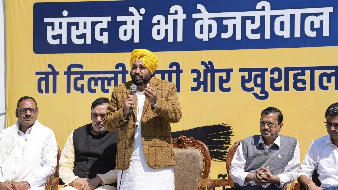 केजरीवाल ने दिल्ली के उपराज्यपाल के माध्यम से आप की परियोजनाओं में बाधा डालने के लिए भाजपा के नेतृत्व वाली केंद्र सरकार की भी आलोचना की और मतदाताओं से विपक्षी उम्मीदवारों को चुनकर अपनी स्थिति मजबूत करने का आग्रह किया.