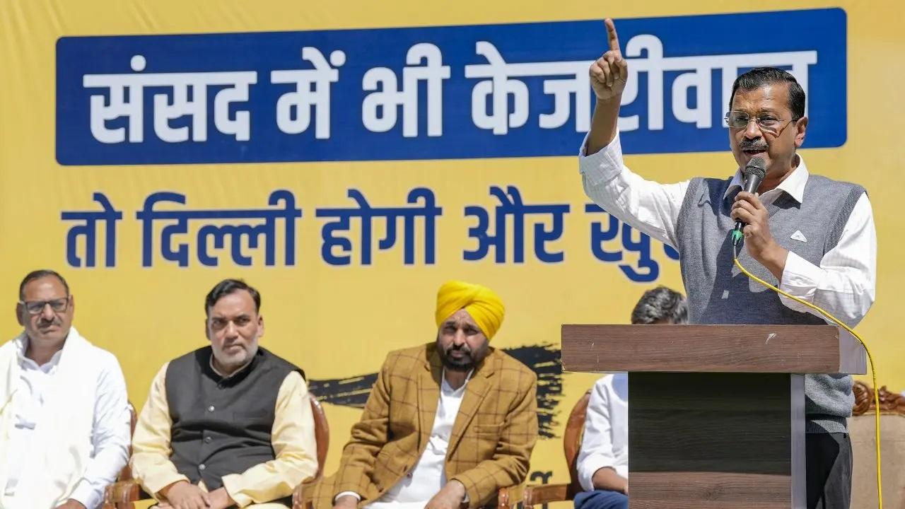 संबोधन के दौरान, केजरीवाल ने दिल्ली के नागरिकों की जरूरतों को पूरा करने के लिए अपने प्रशासन की प्रतिबद्धता के बारे में बात की, जिन्हें वह अपने विस्तारित परिवार के रूप में मानते हैं.