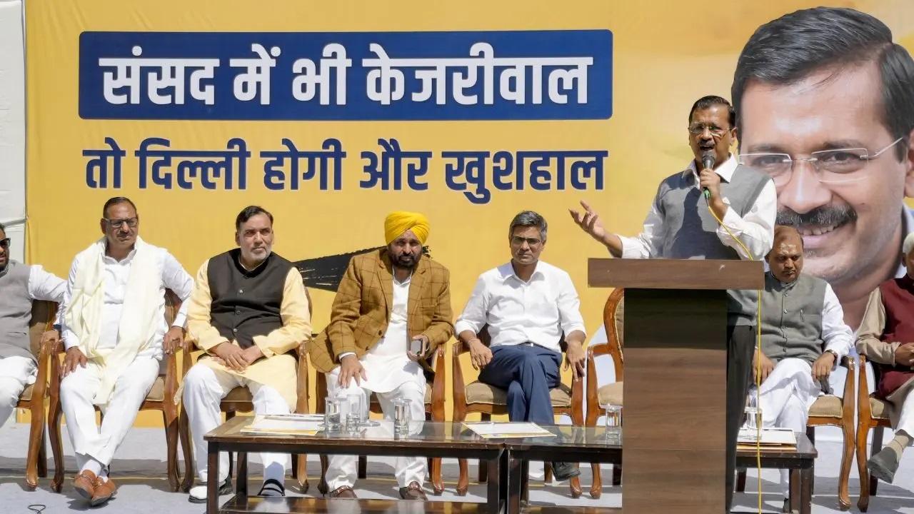 केजरीवाल ने `संसद में भी केजरीवाल, तो दिल्ली होगी और खुश हाल` के नारे के साथ अभियान की शुरुआत की.