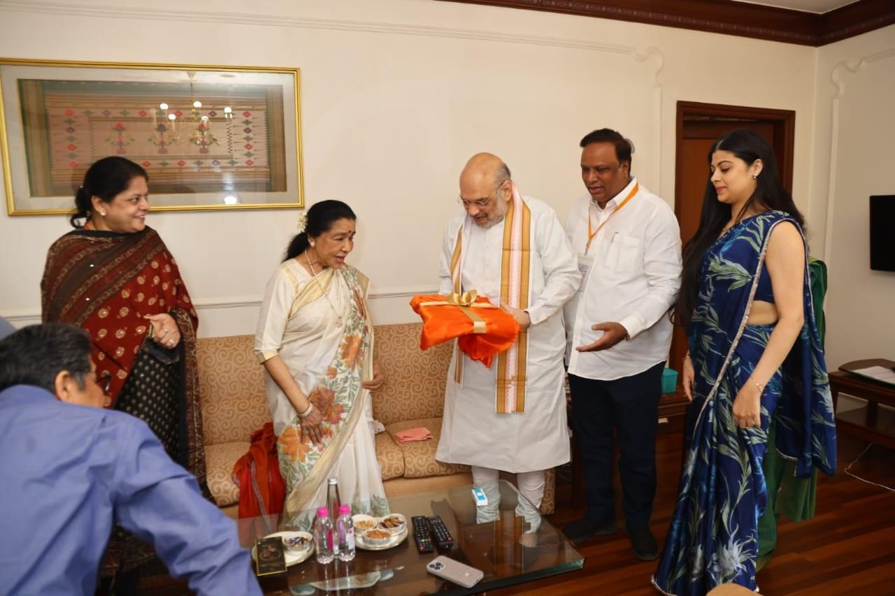 `बेस्ट ऑफ आशा भोसले` किताब विमोचन केंद्रीय गृह मंत्री अमित शाह ने सह्याद्री गेस्ट हाउस में किया गया.