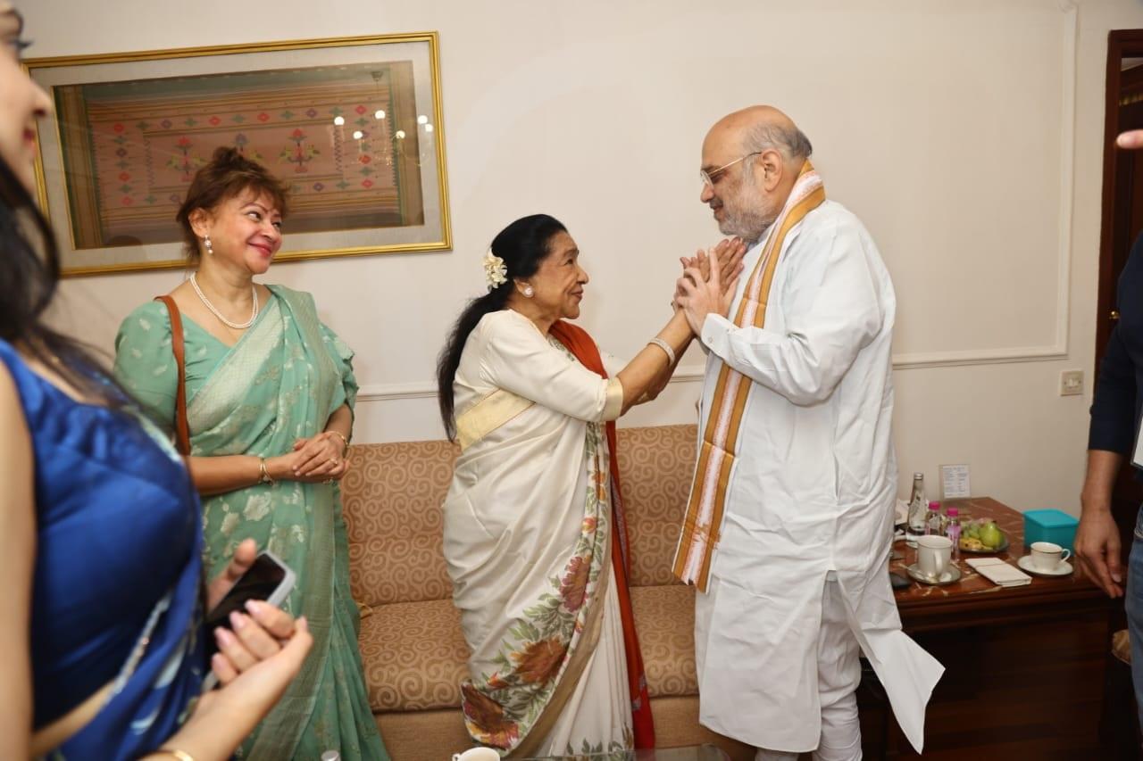 इस किताब में आशा भोंसले की जिंदगी और गानों को अलग-अलग भावनाओं और अलग-अलग तस्वीरों के जरिए उजागर किया गया है. 