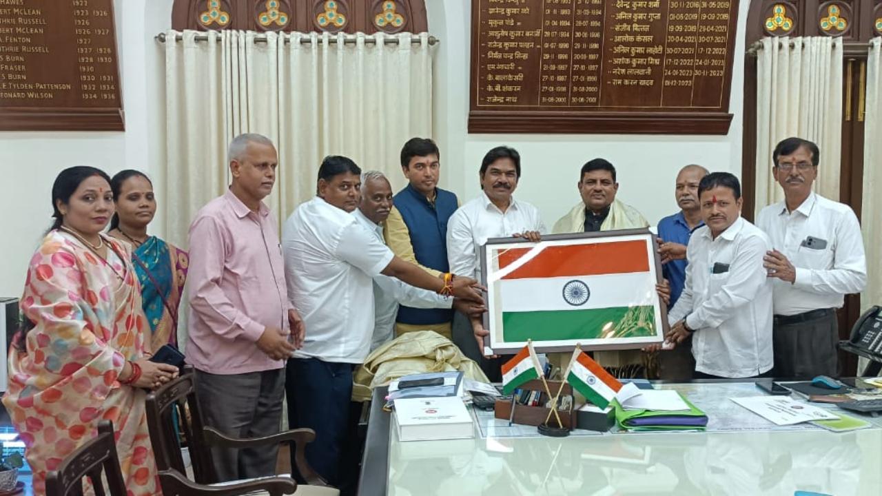मुंबई से अयोध्या तक दैनिक ट्रेन चलने से लंबी दूरी की ट्रेनों में एसी/स्लीपर कोच में वेटिंग टिकट पर यात्रा करने वाले यात्रियों की असुविधा भी दूर हो जाएगी. 