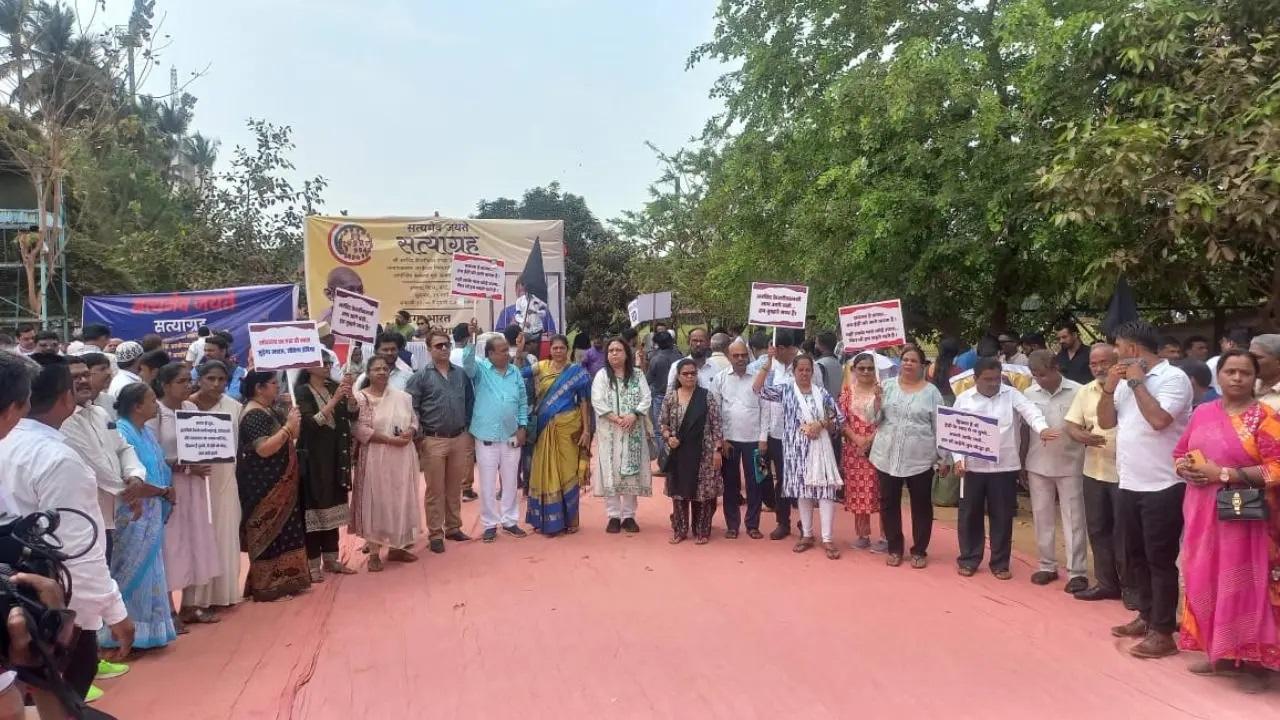 इंडिया गुट के कार्यकर्ता इस दौरान पोस्टरों और तख्तियों के साथ `सत्याग्रह` में शामिल हुए थे, जिसमें मोदी सरकार और विपक्ष पर हमला करने के लिए संघीय एजेंसियों के इस्तेमाल की आलोचना की. 