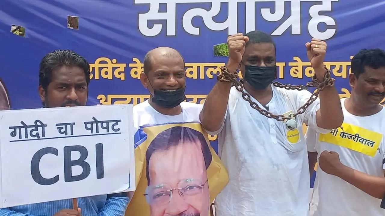 प्रदर्शनकारियों में से एक ने इन संघीय एजेंसियों के माध्यम से विरोध को कम करने के प्रतीक के रूप में अपने हाथों में हथकड़ी लगाते हुए अपने चारों ओर एक धातु की चेन पहन रखी थी.