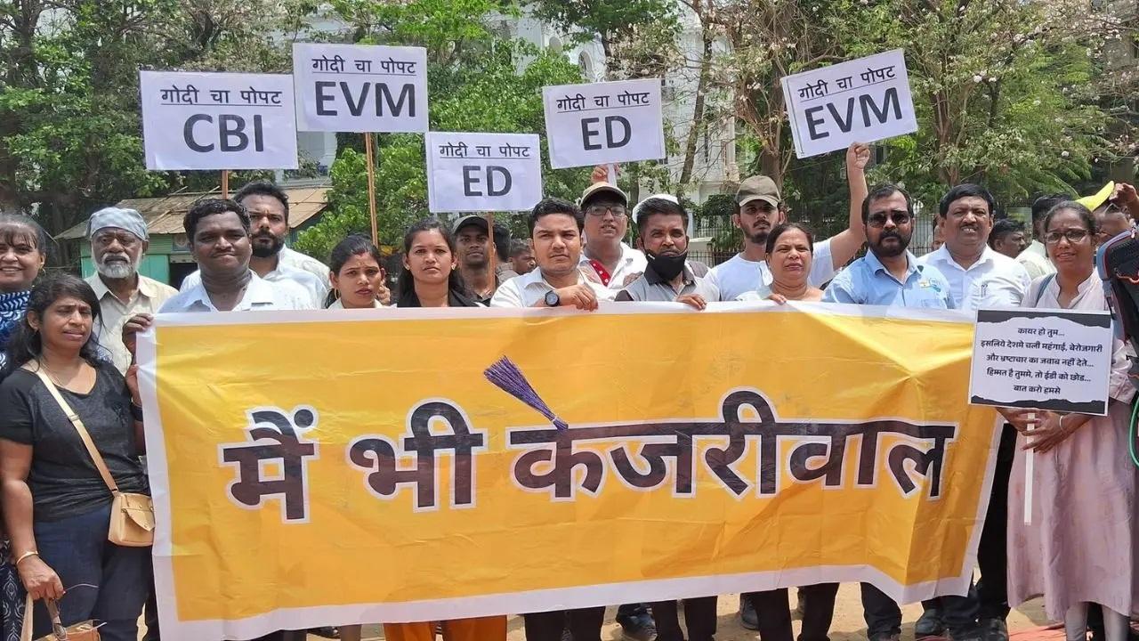 अन्य प्रदर्शनकारियों को एक बैनर पकड़े हुए देखा गया जिस पर लिखा था `मैं भी केजरीवाल`, जबकि अन्य ने केजरीवाल के चेहरे वाले बैनर अपने कपड़ों पर चिपकाए हुए थे.