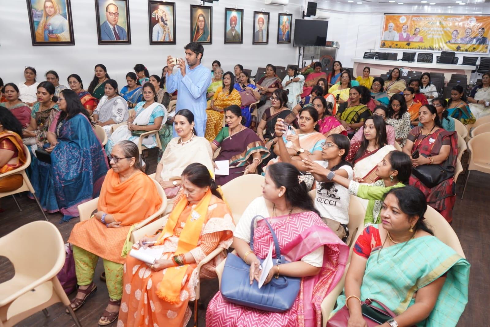 अंतर्राष्ट्रीय महिला दिवस पर आयोजित हुए इस कार्यक्रम का विषय था ‘विकसित भारत’. कार्यक्रम के बाद कवयित्रियों को सम्मानित किया गया. कार्यक्रम में नेशनल एक्सीक्यूटिव महिला मोर्चा माधवी भूता, महाराष्ट्र प्रदेश महिला मोर्चा उपाध्यक्षा वर्षा भोसले, मराठी एक्ट्रेस अदिति सारंगघर मौजूद रहीं.