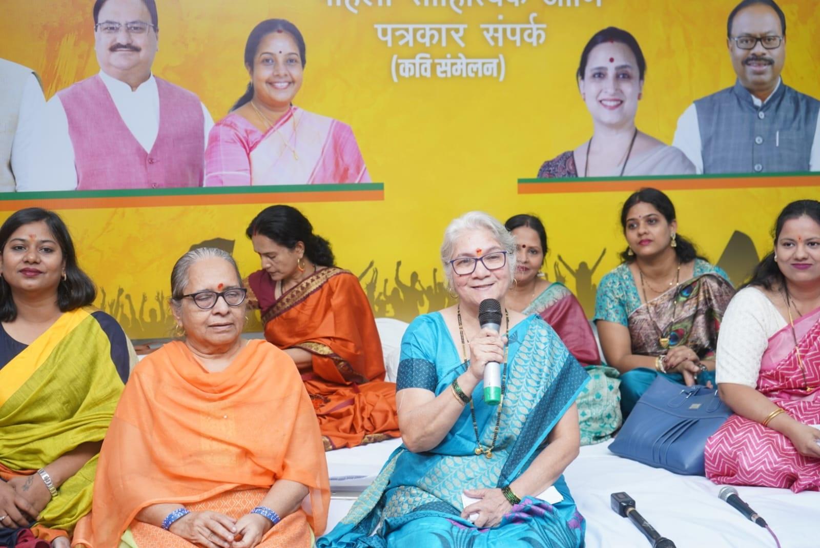 इस कवि सम्मेलन में 15 से ज्यादा कवयित्रियों ने हिस्सा लिया और 100 से अधिक महिलाओं ने प्रेक्षक के तौर पर हिस्सा लिया. इन कवयित्रियों प्रधानमंत्री नरेंद्र मोदी और भाजपा द्वारा किए गए कार्यों को अपनी कविता के रूप में प्रस्तुत किया. 