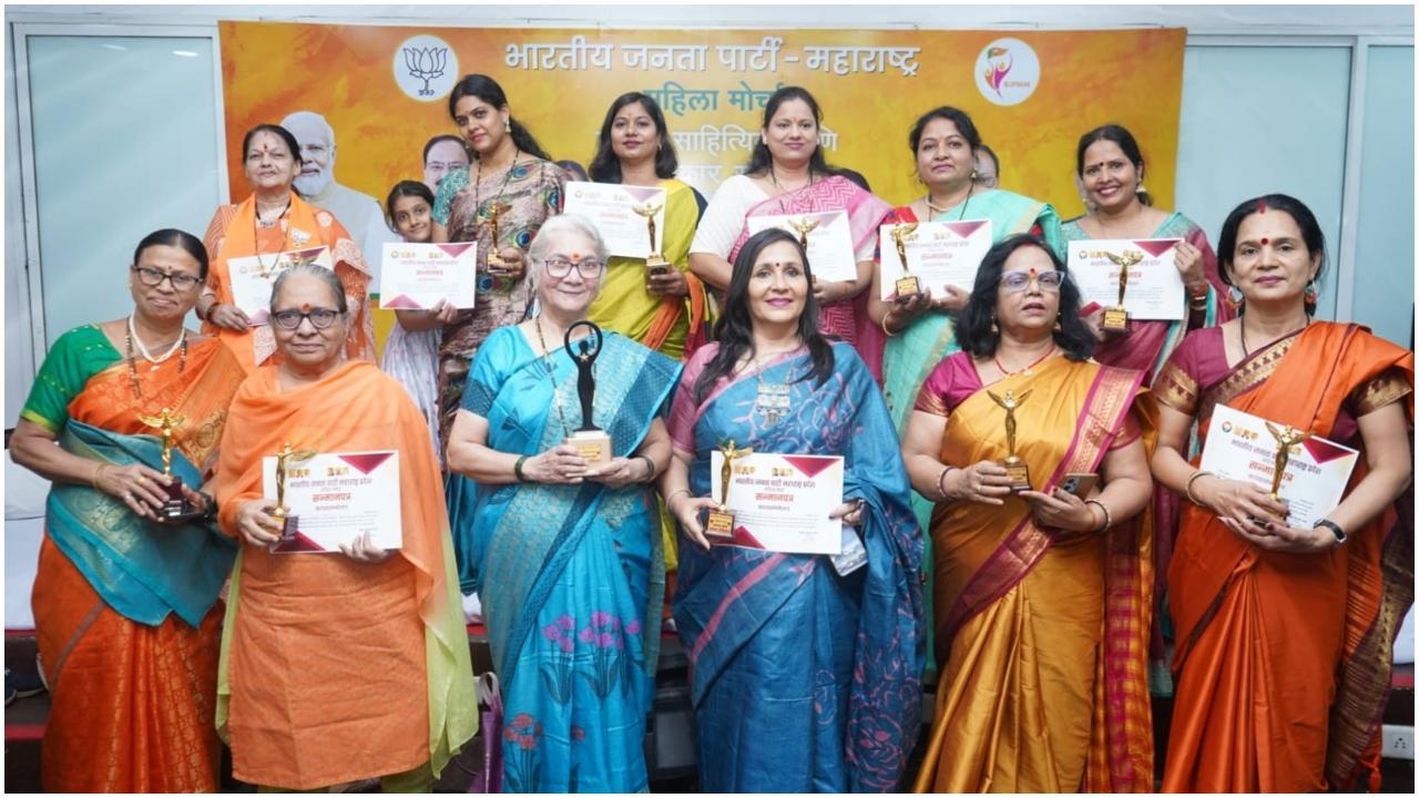 मुंबई में महिला कवयित्रियों ने किया कवि सम्मेलन.