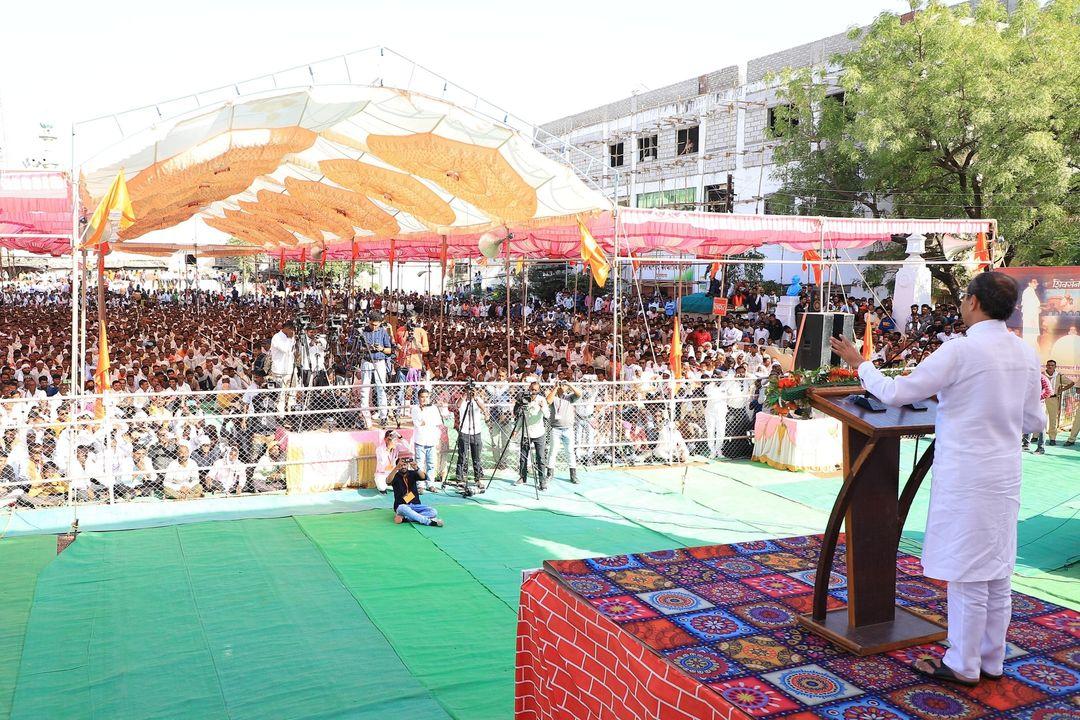 बुलढाणा जिले में जनसभा को संबोधित करते हुए  ठाकरे ने बताया कि `आप शिवसेना प्रमुख के उन शिवसैनिकों के खिलाफ झूठे मामले दायर कर रहे हैं जिन्होंने आपको चुना है. बस कुछ दिन इंतजार करें.` 