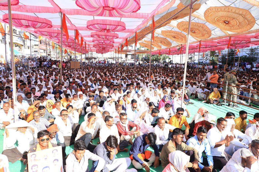 ठाकरे ने कहा कि एक तरफ पीएम मोदी कह रहे हैं कि मैं अकेला सब पर भारी. फिर आप सभी पार्टियों का कूड़ा क्यों इकठ्ठा कर रहे हैं.
