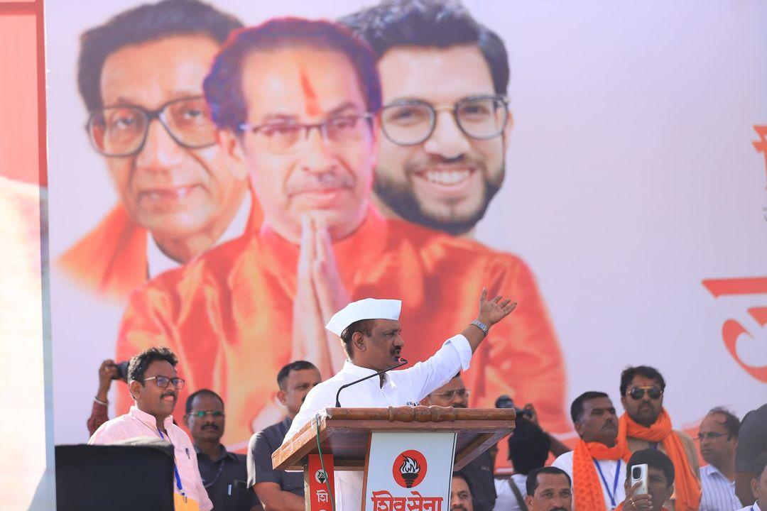 देवेंद्र फडणवीस पर निशाना साधते हुए उद्धव ठाकरे ने बताया कि `डिप्टी सीएम ने कहा था कि वह दो पार्टीयों को तोड़कर सत्ता में आए. शर्म आनी चाहिए इन लोगों को कि दो पार्टियों को तोड़ने की इन पर नौबत आ गई.`