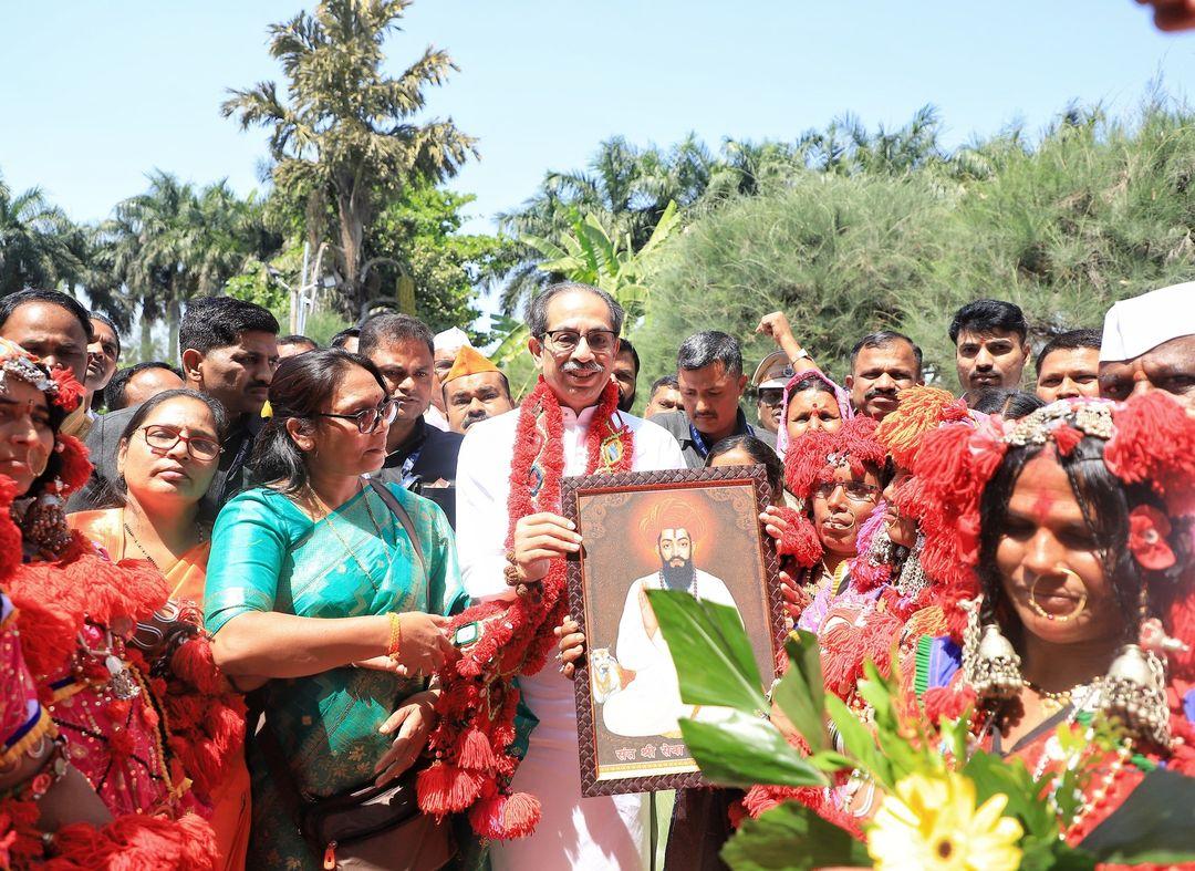 ठाकरे आगे कहा, `शिवसेना प्रमुख ने कभी नहीं सिखाया कि वह दूसरे धर्म से हैं, इसलिए उन्हें मार डालो. हिंदू धर्म हमारी राष्ट्रीयता है.`
