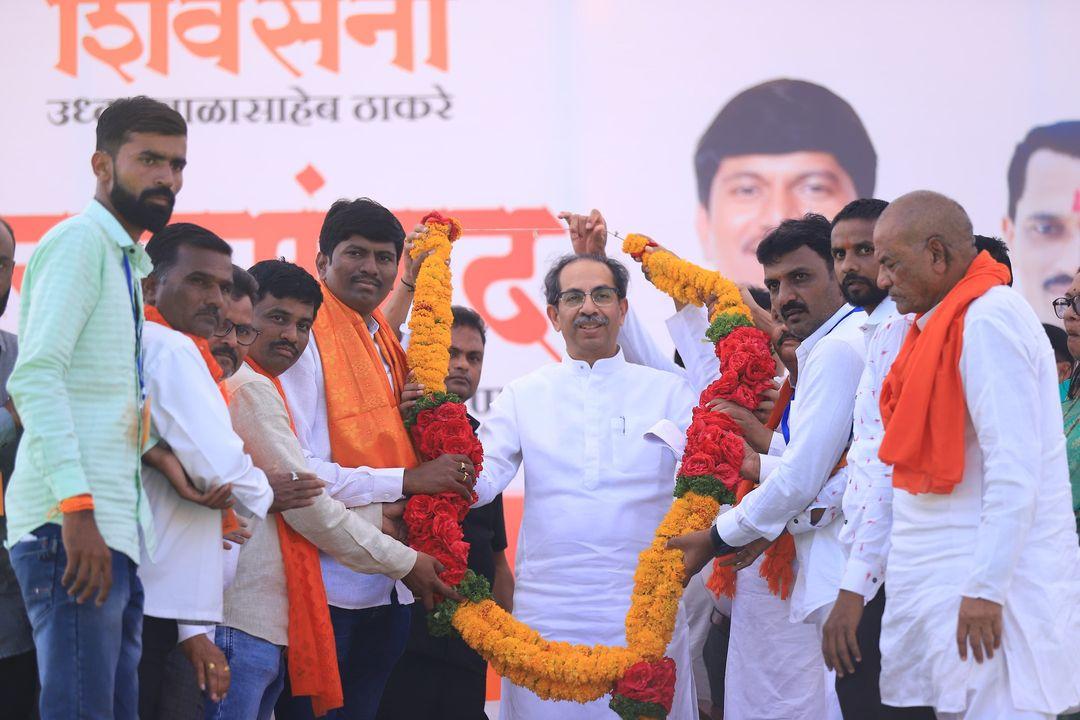 उन्होंने कहा, `इस समय मेरे पार भले ही कुछ न हो लेकिन मेरे पास लोगों की संपत्ति है. भाजपा के लोग कभी आजादी की लड़ाई में थे ही नहीं, तो हम आपसे क्या सीखें? जिस शिव सेना ने आपको सत्ता की कुर्सी दिखाई, आप उस शिव सेना को खत्म करने के लिए साजिश रच रहे है.`