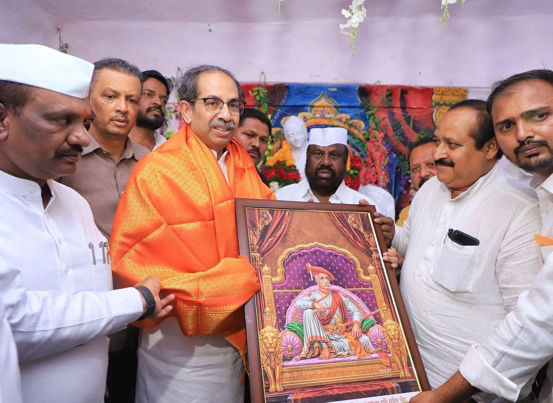 ठाकरे ने आगे कहा कि महाराष्ट्र की मिट्टी में, छत्रपति शिवाजी, जिजाऊ जैसे महान लोगों ने जन्म लिया. यह हमारा सौभाग्य है कि हम भी यहीं पैदा हुए हैं. उसी मिट्टी में खंडोजी खोपडे, सुधाजी पिसाल, पंत जैसे के वारिस भी अब तक पैदा हो रहे हैं.`