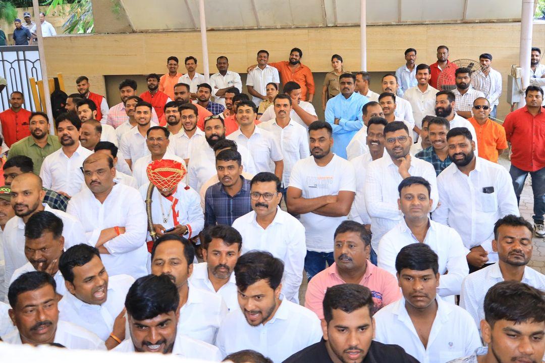 भीड़ की तरफ से पाटिल को दिल्ली भेजने के जैसे ही नारे लगे वैसे ही ठाकरे ने कहा, 