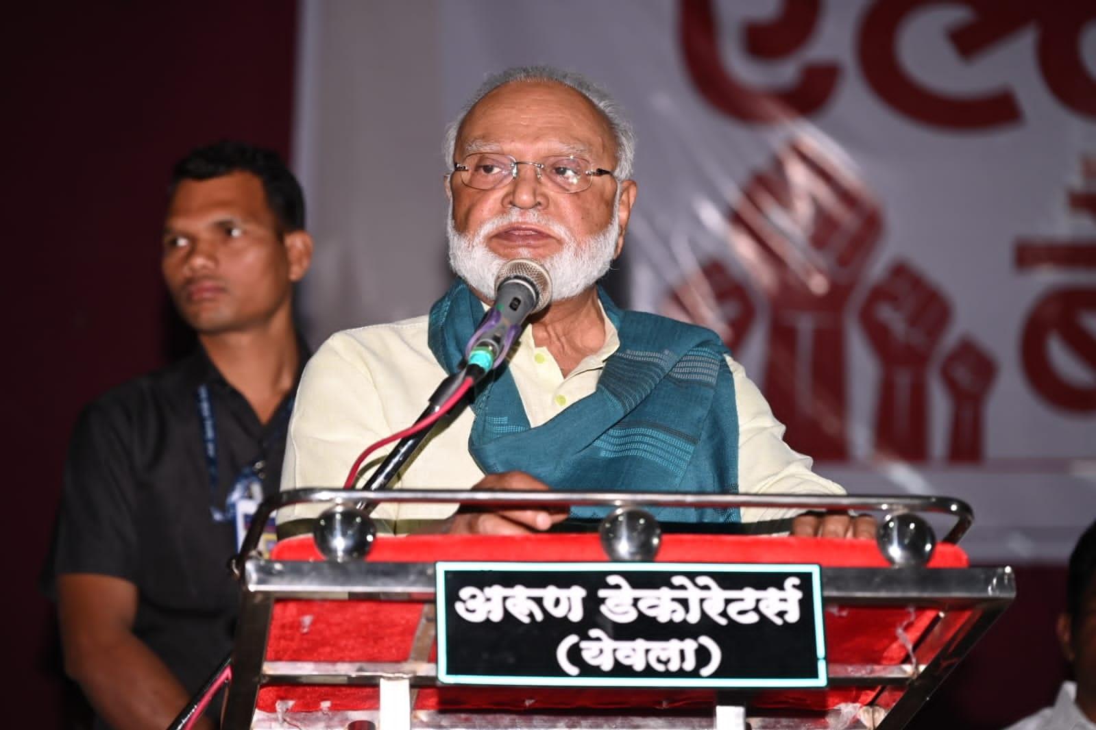 `भोई समाज आरक्षण एल्गार बैठक` के दौरान मंत्री छगन भुजबल ने कहा कि उन्हें मराठा समुदाय को आरक्षण देने पर कोई आपत्ति नहीं है, लेकिन उनकी मांग है कि ओबीसी आरक्षण को प्रभावित किए बिना मराठा समुदाय को अलग से आरक्षण दिया जाना चाहिए.` 