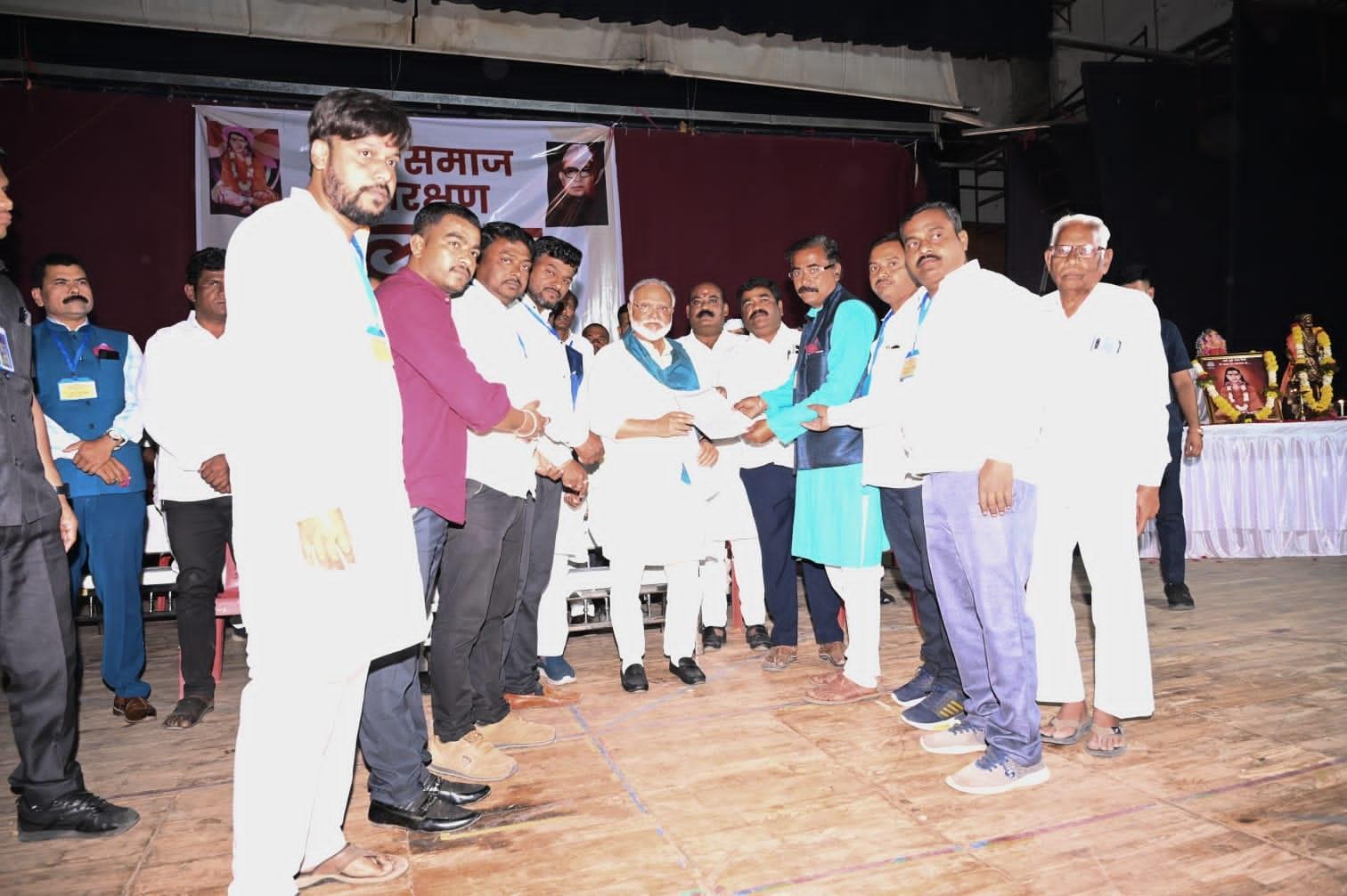 `भोई समाज आरक्षण एल्गार बैठक` के दौरान मंत्री छगन भुजबल ने कहा कि उन्हें मराठा समुदाय को आरक्षण देने पर कोई आपत्ति नहीं है, लेकिन उनकी मांग है कि ओबीसी आरक्षण को प्रभावित किए बिना मराठा समुदाय को अलग से आरक्षण दिया जाना चाहिए.` 