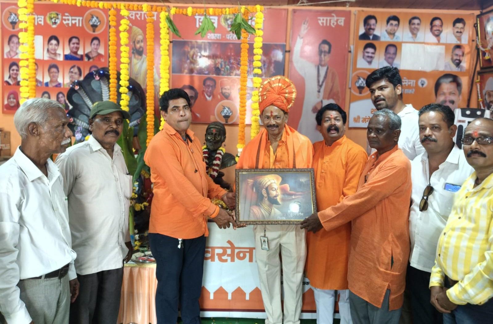 छत्रपति शिवाजी महाराज की जयंती के खास मौके पर शिवसेना (UTB) के कार्यकर्ता आज सुबह से परेरा नगर शाखा में उपस्थित रहते हुए आने वाले लोक सभा चुनाव से जुड़ी योजना पर भी बात कर रहे हैं. 