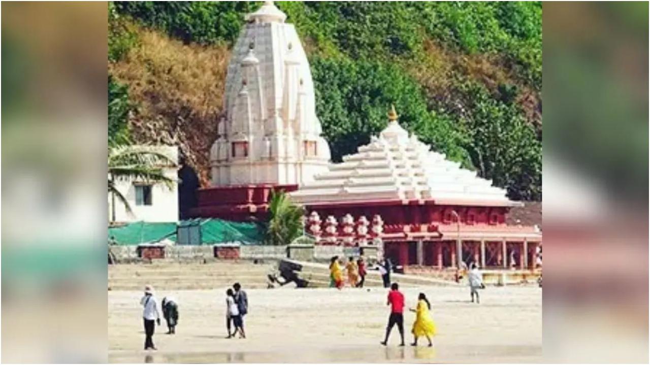 गणपतिपुले
क्षेत्र में प्रतिष्ठित स्वयंभू गणपति और रामेश्वर मंदिरों के साथ, गणपतिपुले उन लोगों के लिए मुंबई से सप्ताहांत की छुट्टियों पर विचार करने के लिए एक आदर्श विकल्प है जो आध्यात्मिक अनुभवों की तलाश में हैं. यह गंतव्य आत्मा के लिए एक शानदार समुद्र तट छुट्टी बनाता है. समुद्र तट पर दिन बिताएं जब बच्चे रेत के महल बनाते हैं या पास के प्राचीन मंदिरों का दौरा करते हुए दिन बिताते हैं. समुद्र तट पर या अपने रिसॉर्ट में स्विमिंग पूल के किनारे आराम करते समय एक पल के लिए रुकना और आश्चर्यजनक सूर्यास्त देखना सुनिश्चित करें. फाइल फोटो