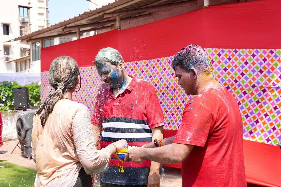 फडणवीस ने पोस्ट की हुई तस्वीरें इस समय सोशल मीडिया पर तेजी से वायरल हो रही हैं. 