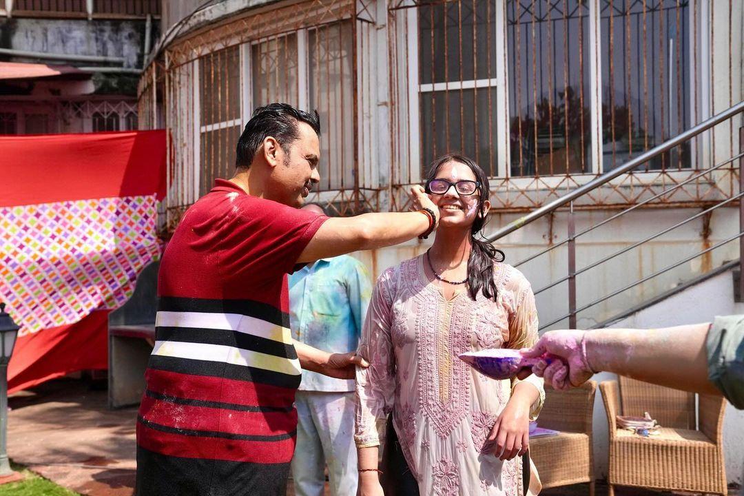 महायुति के सीट बंटवारे से समय निकालकर देवेंद्र फड़नवीस ने अपने परिवार के साथ समय बिताते दिखाई दिए.