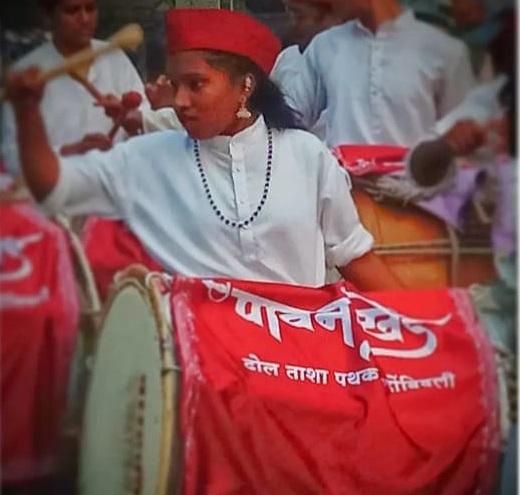 इस ढोल वादन में बढ़ चढ़कर लड़कियों ने भी हिस्सा लिया.