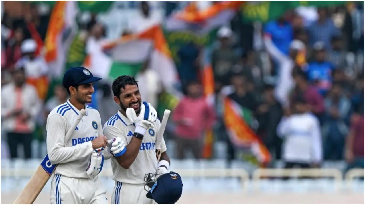 भारत और इंग्लैंड के बीच चौथे टेस्ट क्रिकेट मैच के चौथे दिन के अंत में भारत के शुभमन गिल (बाएं) और ध्रुव जुरेल ने अपनी जीत का जश्न मनाया (तस्वीर: एएफपी)