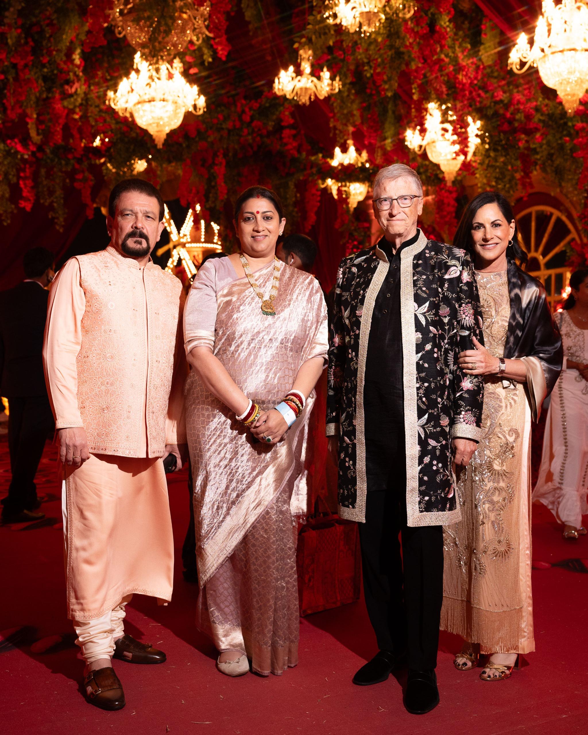 शादी से पहले दूसरे दिन के जश्न में स्मृति ईरानी की बिल गेट्स के साथ तस्वीर खींची गई.