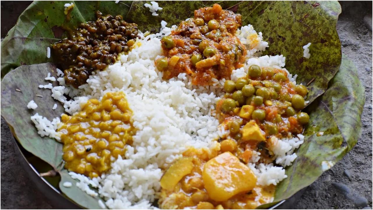 आदर्श फ्लेक्सिटेरियन डाइट में विभिन्न प्रकार के व्यंजन शामिल होते हैं. इसमें दाल (दाल स्टू), सब्जी (सब्जी करी), और रोटी (पूरी गेहूं की फ्लैटब्रेड) शामिल हो सकती है जो भोजन का आधार बन सकती है, जिसे कभी-कभी दुबला मांस, मछली या डेयरी उत्पादों के साथ पूरक किया जा सकता है.