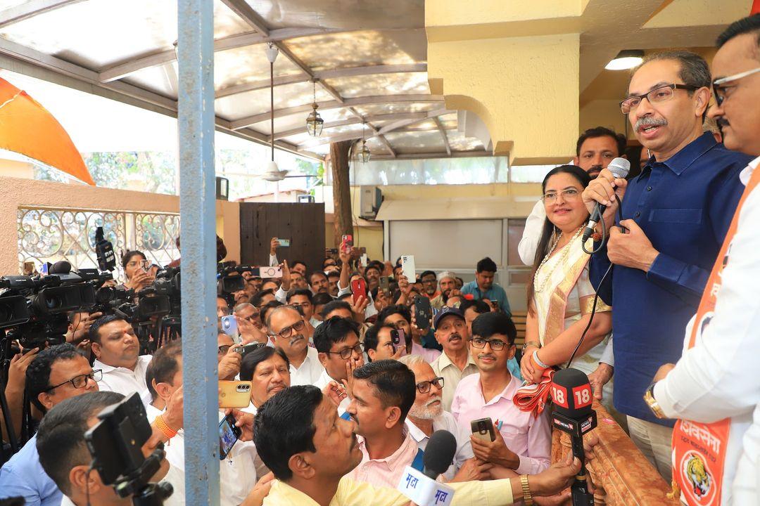 इस दौरान बात करते हुए ठाकरे ने कहा, `शिक्षकों के सवालों को उठाने के लिए एक शिक्षक विधायक की जरूरत है. शिक्षकों को शिक्षक का कार्य करना चाहिए. अभ्यंकर के रूप में ऐसा उम्मीदवार विधान परिषद में जाएगा.`