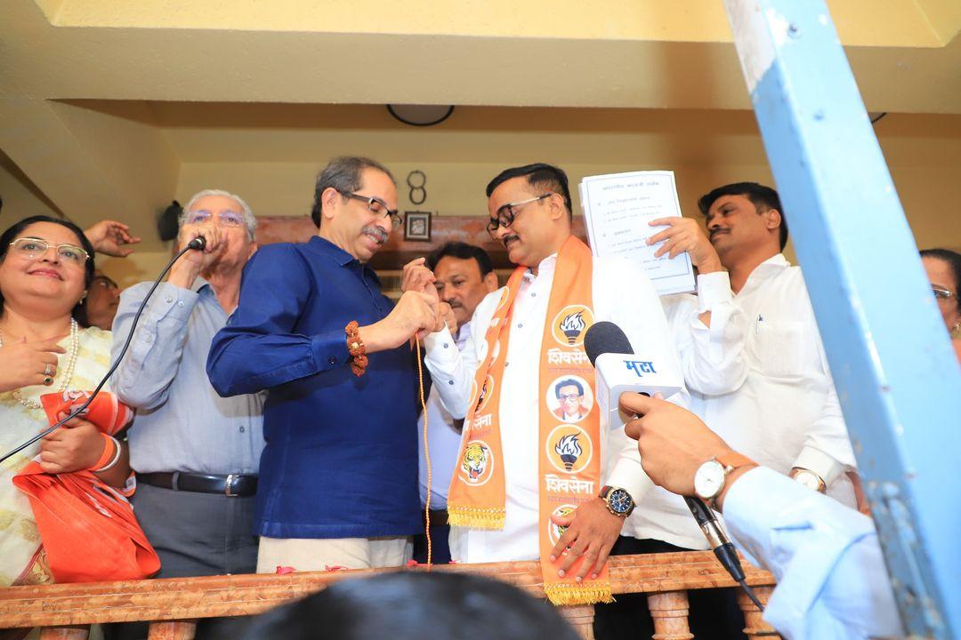 ठाकरे कहा, `जलंदर सरोदे और उनके साथी शिक्षक आज शिवसेना में शामिल हुए, मैं उनका आभारी हूं. जहां शिक्षक होते हैं वहां छात्र किसी की बात न सुने ऐसा हो नहीं सकता है. जिस तरह से इस वक्त महाराष्ट्र में राजनीति हो रही है. सभ्यता क्या है इसके बारे में शिक्षित करने की आवश्यकता है. किसी को धोखा देना, गद्दारी करना हमारी संस्कृति नहीं है. जिस तरह की मेहनत आप स्कूल में करते हैं. आप अगली पीढ़ी तैयार कर रहे हैं. उसी तरह से इस समय राजनीति में आप जैसे लोगों की जरुरत हैं.`