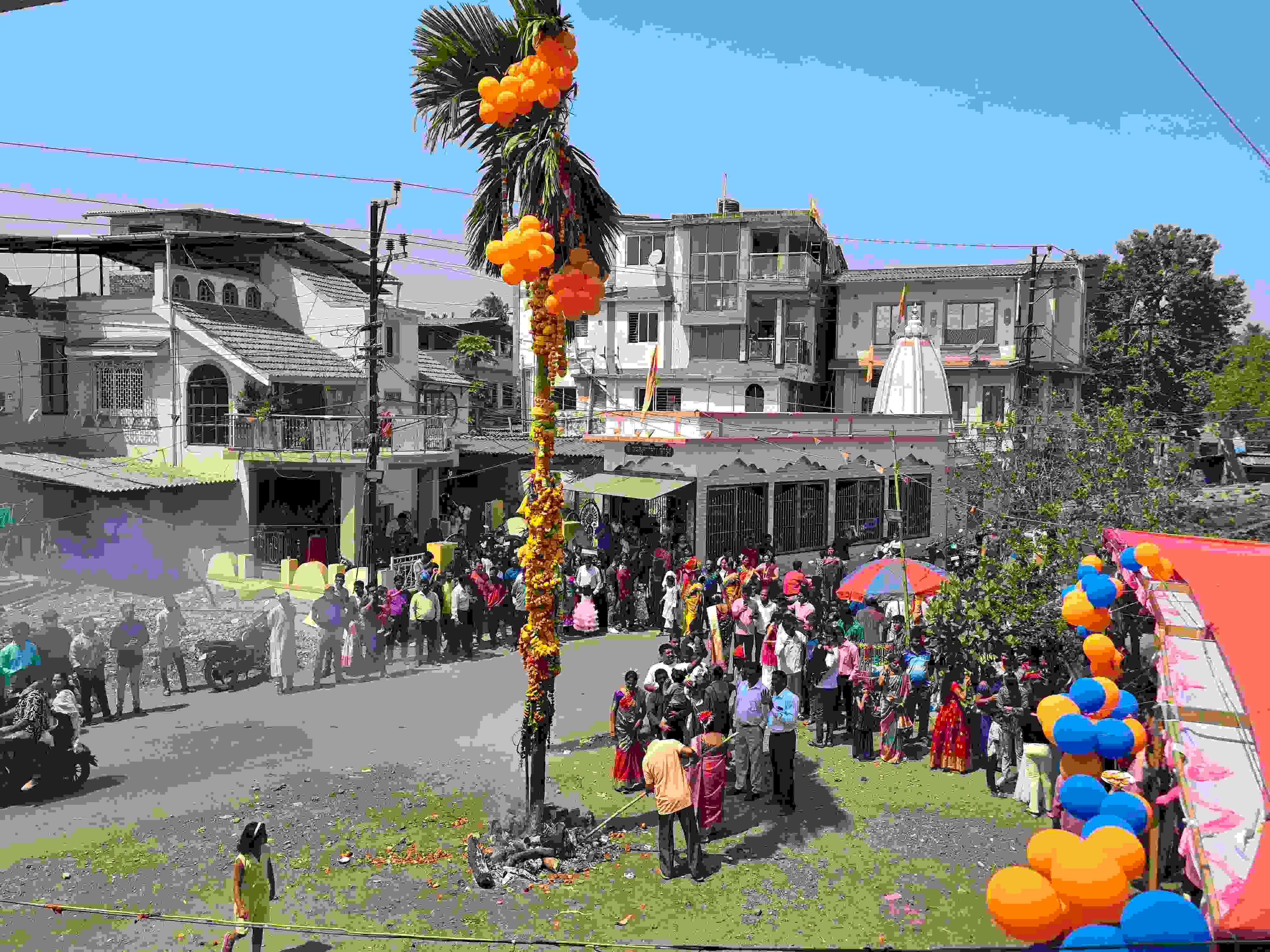 साथ ही उनका मानना है कि कोली होलिका दहन से उत्पन्न राख को इस विश्वास के साथ समुद्र में प्रवाहित करते हैं कि इससे समुद्र शांत होता है और मछली पकड़ने के मौसम में उन्हें अच्छी पकड़ पाने में मदद मिलती है.