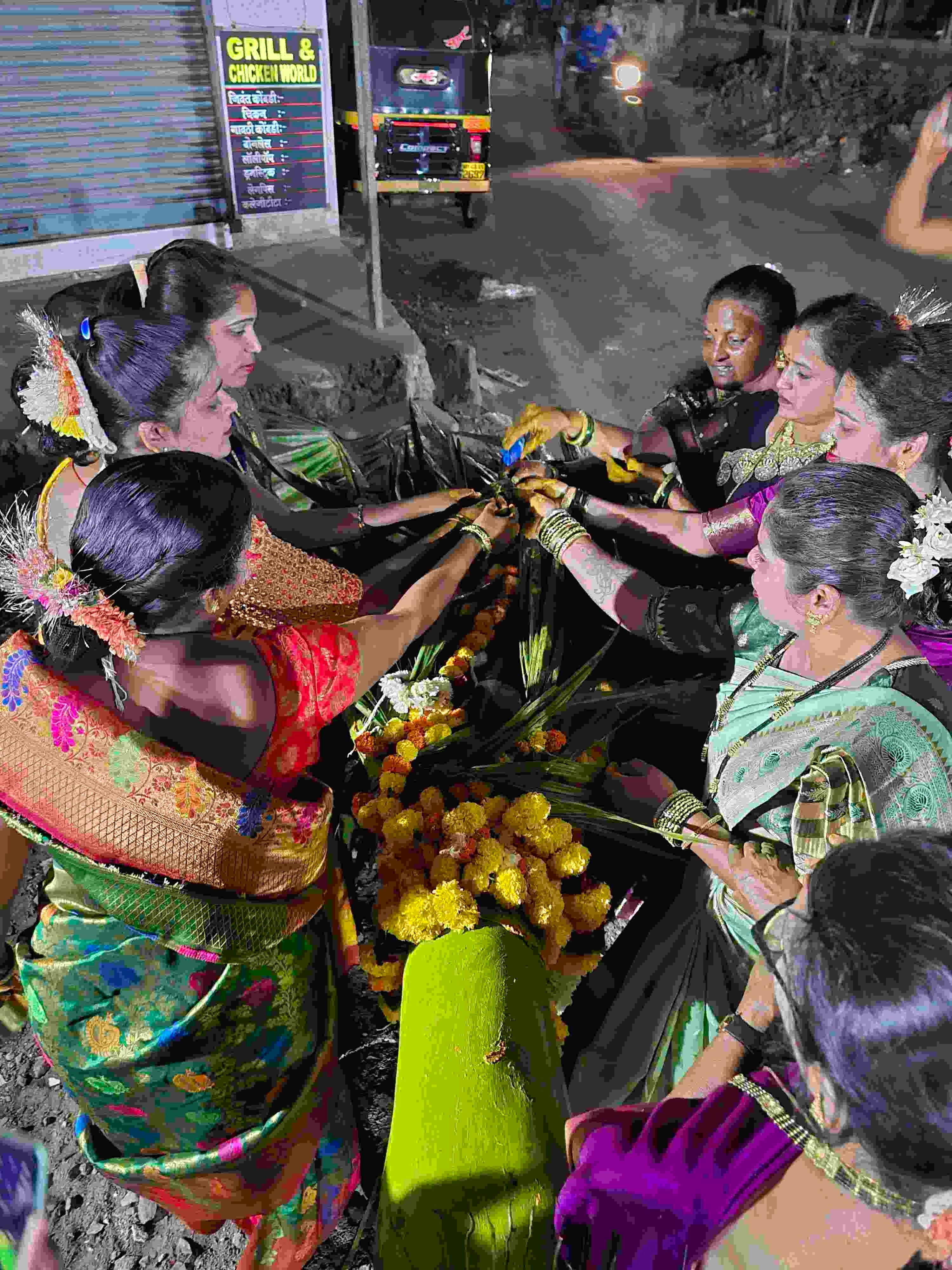 कोळी समाज इस दौरान पारंपरिक पद्धति से जश्न मनाते हैं. 