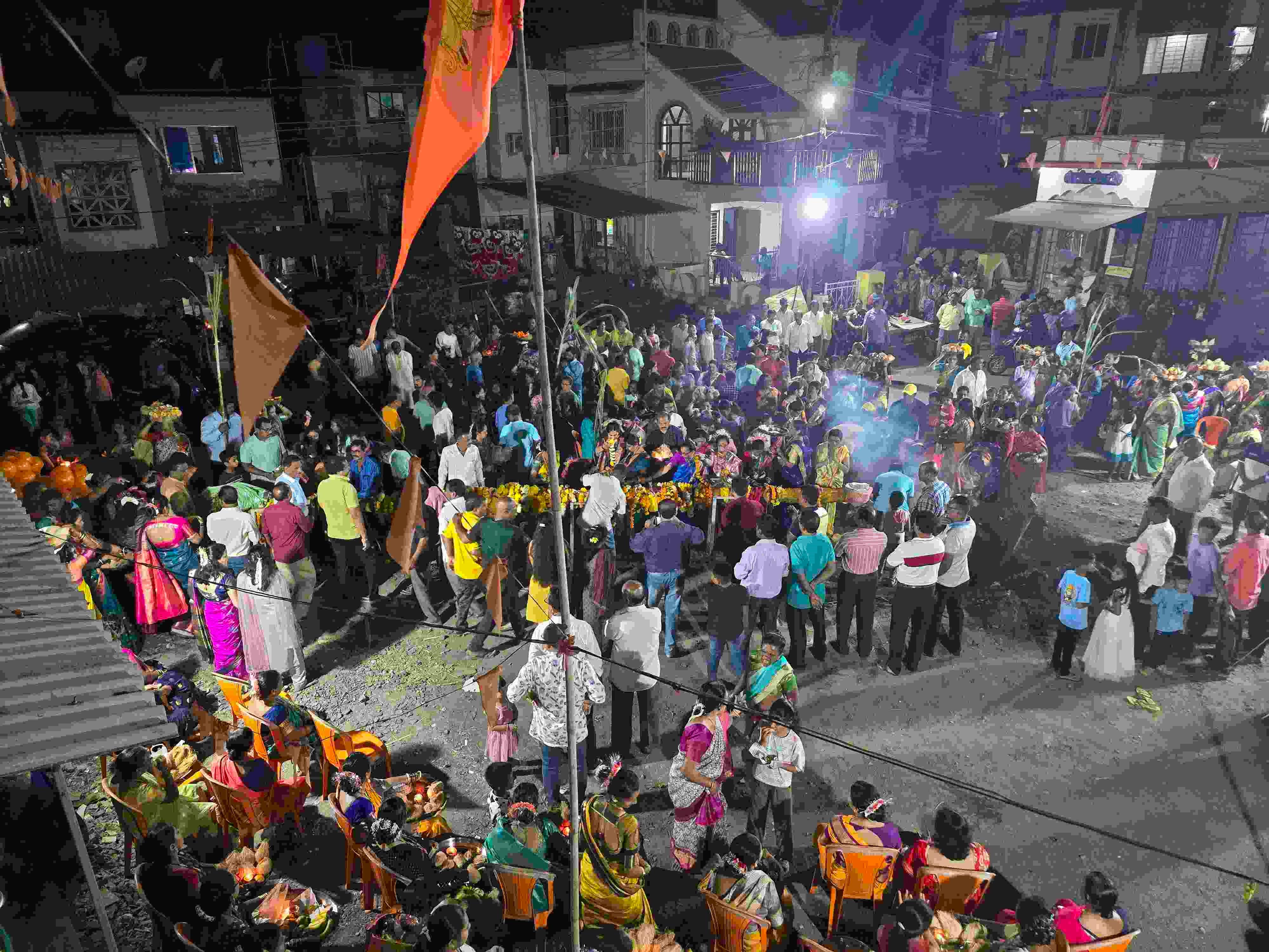 होलिका दहन के दौरान भारी संख्या में कोळी समाज मौजूद रहता हैं. 