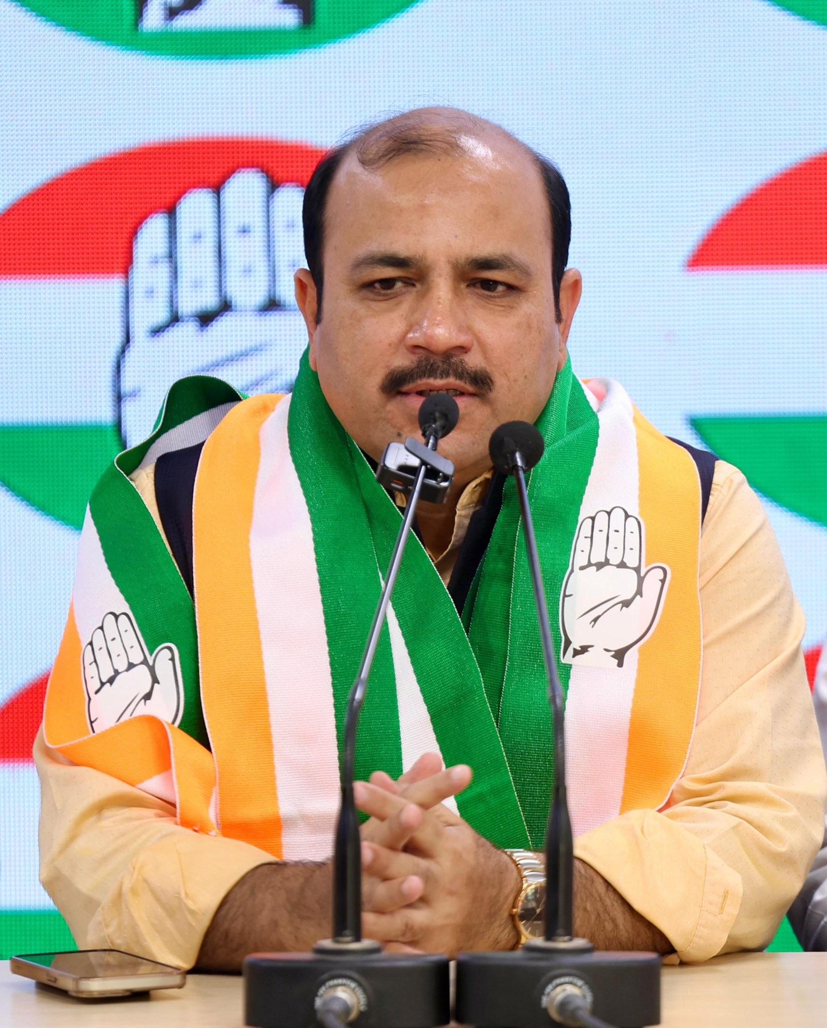 उन्होंने आगे लिखा, `देश में दो ताकतों का संघर्ष है. एक तरफ दमनकारी, भ्रष्टाचारी, गरीब-विरोधी, अमीरों के हितैषी हैं. दूसरी तरफ ग़रीबों को न्याय, नौकरी दिलाने वाले, दलित, आदिवासी के हितों की रक्षा करने वाले है। मैंने गरीबों के हितैषी का साथ चुना है.` 