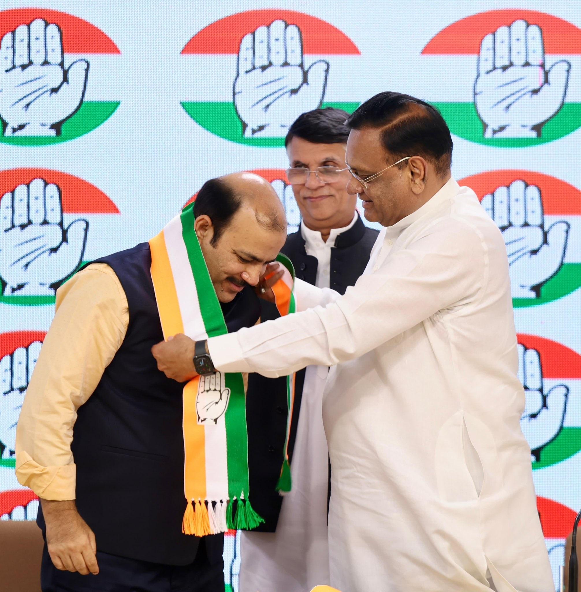 मिली जानकारी के अनुसार, पहल्रे दानिश अली ने दिल्ली में कांग्रेस मुख्यालय पर पार्टी की सदस्यता ग्रहण की. इस मौके पर उनका कांग्रेस के मीडिया प्रभारी पवन खेड़ा और दूसरे नेताओं ने स्वागत किया. 