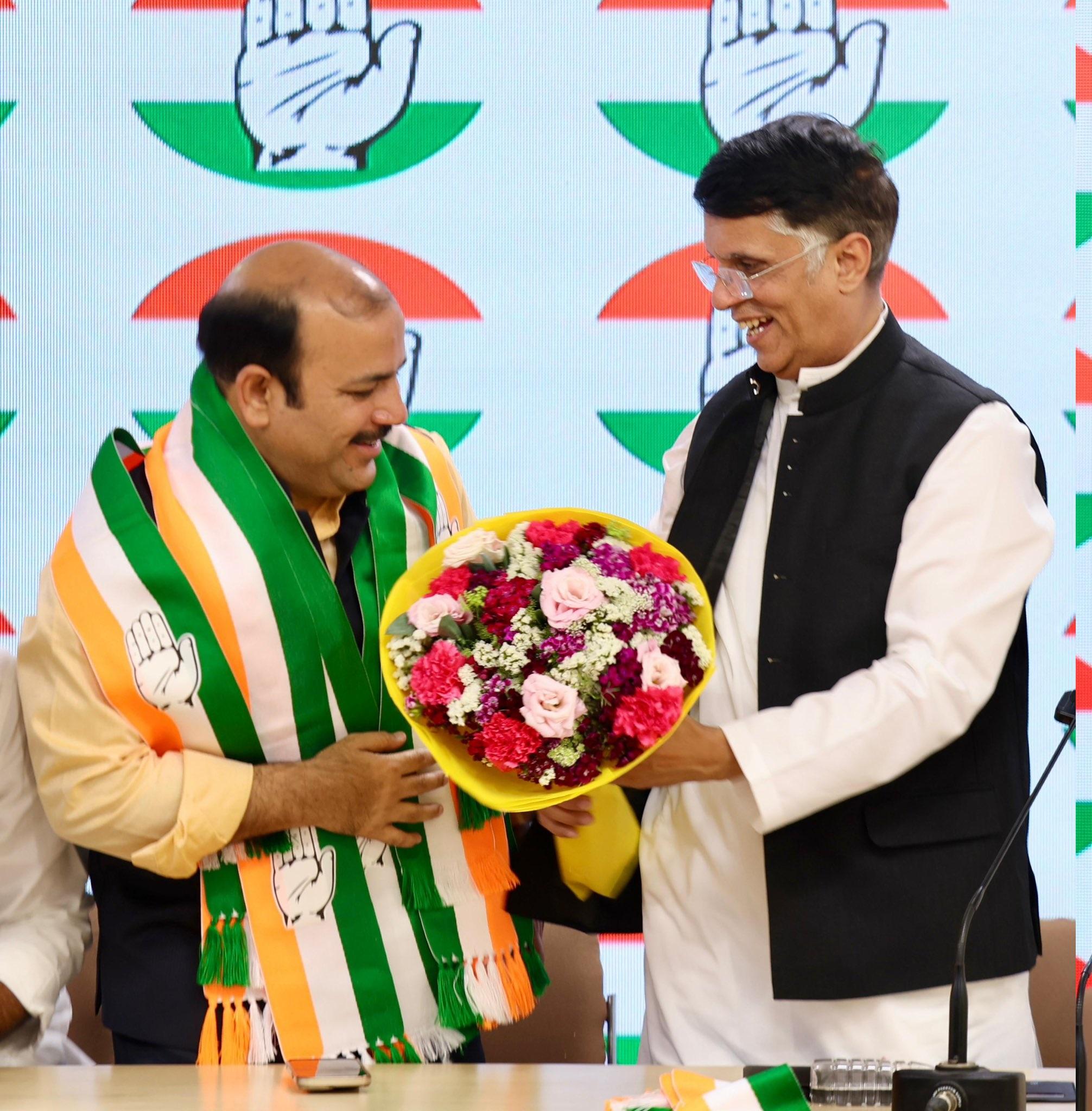 कांग्रेस में शामिल होने के बाद  दानिश अली ने ट्वीट कर कहा, `साथियों, आज मैंने कांग्रेस जॉइन कर ली है.` 
