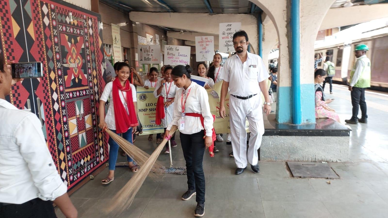 उन्होंने जानकारी देते हुए बताया कि स्टेशन परिसर में को साफ रखना यह हम सब की जिम्मेदारी है इससे आप स्वस्थ रह सकते हैं इसके अलावा आप परिसर और माहौल को स्वस्थ बनाकर रख सकते हैं. इसके बारे में भी लोगों को बताया गया.`