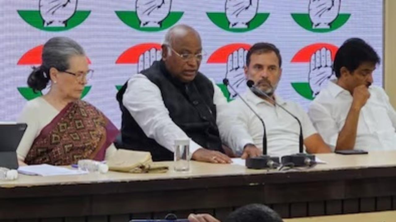  खड़गे ने बताया कि इलेक्टोरल बॉन्ड, कांग्रेस के बैंक अकाउंट पर IT की कार्रवाई करने के साथ ही बीजेपी सरकार फ्री और फेयर चुनाव की बात करती है. 