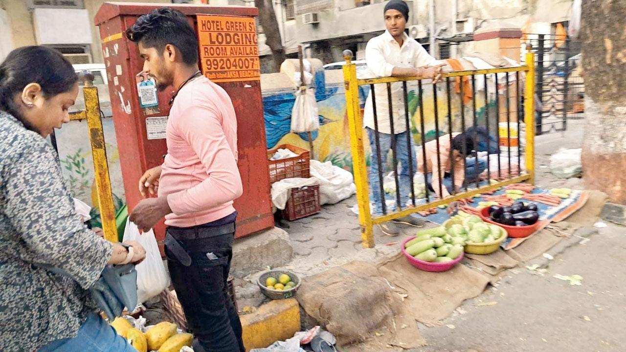 फेरियास कल मथुरादास रोड, कांदिवली (पश्चिम) लौट आए