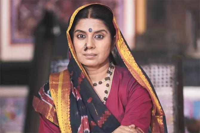 मीता वशिष्ठ
मीता 1987 में नेशनल स्कूल ऑफ ड्रामा से पास हुईं और थिएटर से उनका जुड़ाव अब चार दशकों से अधिक समय से है. अपनी तीव्र दृष्टि, त्रुटिहीन उच्चारण और सशक्त उपस्थिति के साथ, केवल वह ही ज़ी थिएटर के टेलीप्ले `अग्निपंख` में `दुर्गेश्वरी` को दृढ़तापूर्वक चित्रित कर सकती थीं. या फिर कश्मीरी कवि `लाल डेड` के जीवन पर आधारित एक एकल मंच प्रदर्शन किया. वह न केवल `सिद्धेश्वरी`, `ख्याल गाथा` और `द्रोहकाल` जैसी क्लासिक फिल्मों में मणि कौल, कुमार शाहनी और गोविंद निहलानी जैसे फिल्म लेखकों की प्रेरणा बनीं, बल्कि उन्होंने `भारत एक खोज`, `स्वाभिमान` जैसे शो में भी अभिनय किया. , `कहानी घर घर की, और `क्रिमिनल जस्टिस`. उन्होंने प्रदर्शन कलाओं में रुचि बढ़ाने के लिए एक पहल `मंडला` की स्थापना की. उन्होंने मंडला टीएएम (थिएटर आर्ट्स मॉड्यूल) भी बनाया, जिसने तस्करी के शिकार नाबालिगों को भी खुद को अभिव्यक्त करने और ठीक होने में मदद की है. इसलिए थिएटर आज तक मीता की कलात्मक यात्रा के मूल में बना हुआ है.