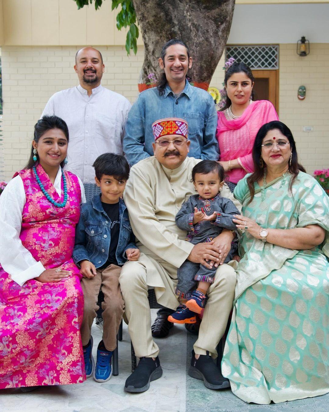 परिवार के साथ किया हुआ मोहिना का यह फोटोशूट इस समय सोशल मीडिया पर तेजी से वायरल हो रहा है. 