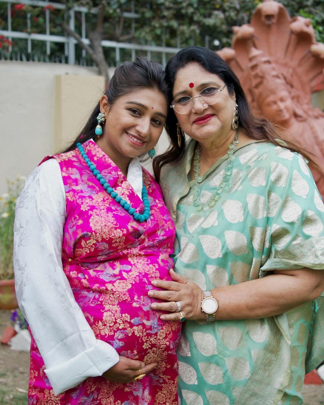 मोहिना की ये खूबसूरत तस्वीरें सामने आने के बाद फैंस उन्हें बधाई देते नजर आ रहे हैं. 