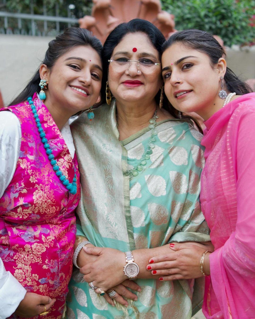 अभिनेत्री ने इन तस्वीरों के कैप्शन में लिखा, `Welcoming a new member in our family soon... Grateful and counting the blessings.`