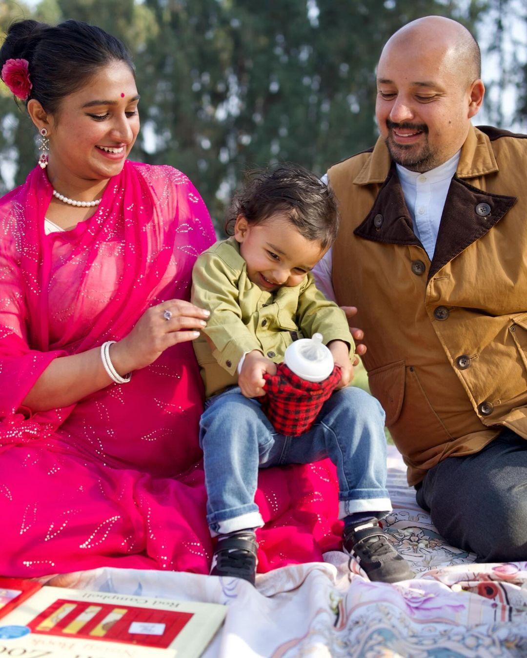 पॉपुलर टीवी शो `ये रिश्ता क्या कहलाता है` में अहम भूमिका में नजर आ चुकी मोहिना ने साल 2022 में सुयश रावत के साथ शादी की थी. इसके बाद मोहिना ने अपने पहले बच्चे अयांश को जन्म दिया था. यह खुशखबर भी अभिनेत्री ने बेहद खास अंदाज में फैंस के साथ शेयर की थी. 