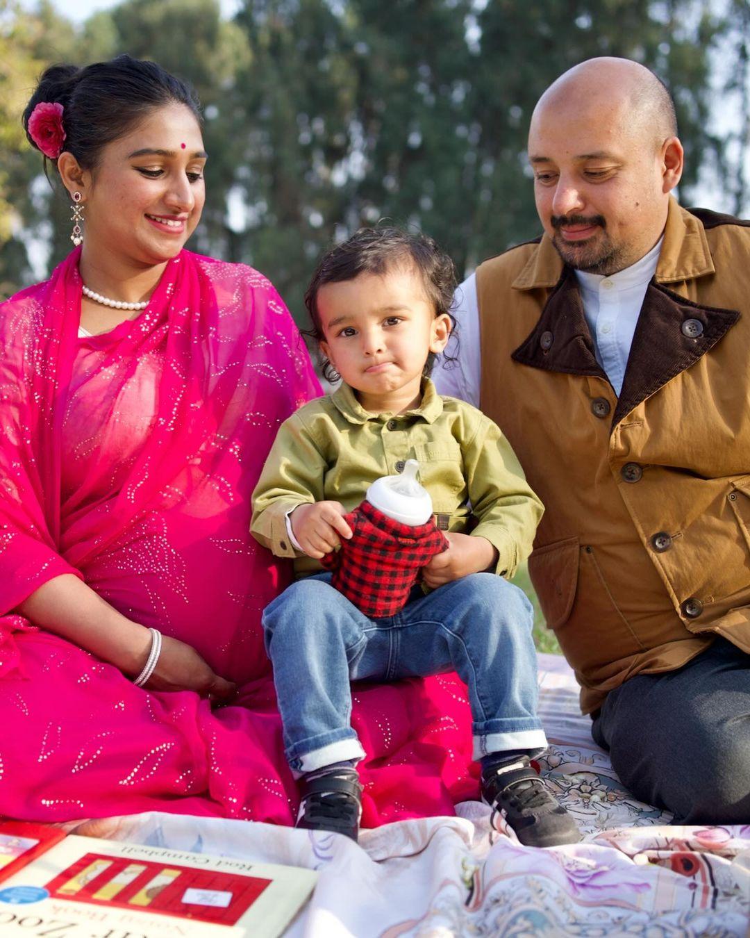इन तस्वीरों के अलावा  `ये रिश्ता क्या कहलाता है` फेम अदाकारा ने कई वीडियो भी पोस्ट किए है. जिसमें उनका बेबी बंप साफ तौर पर नजर आ रहा है. 