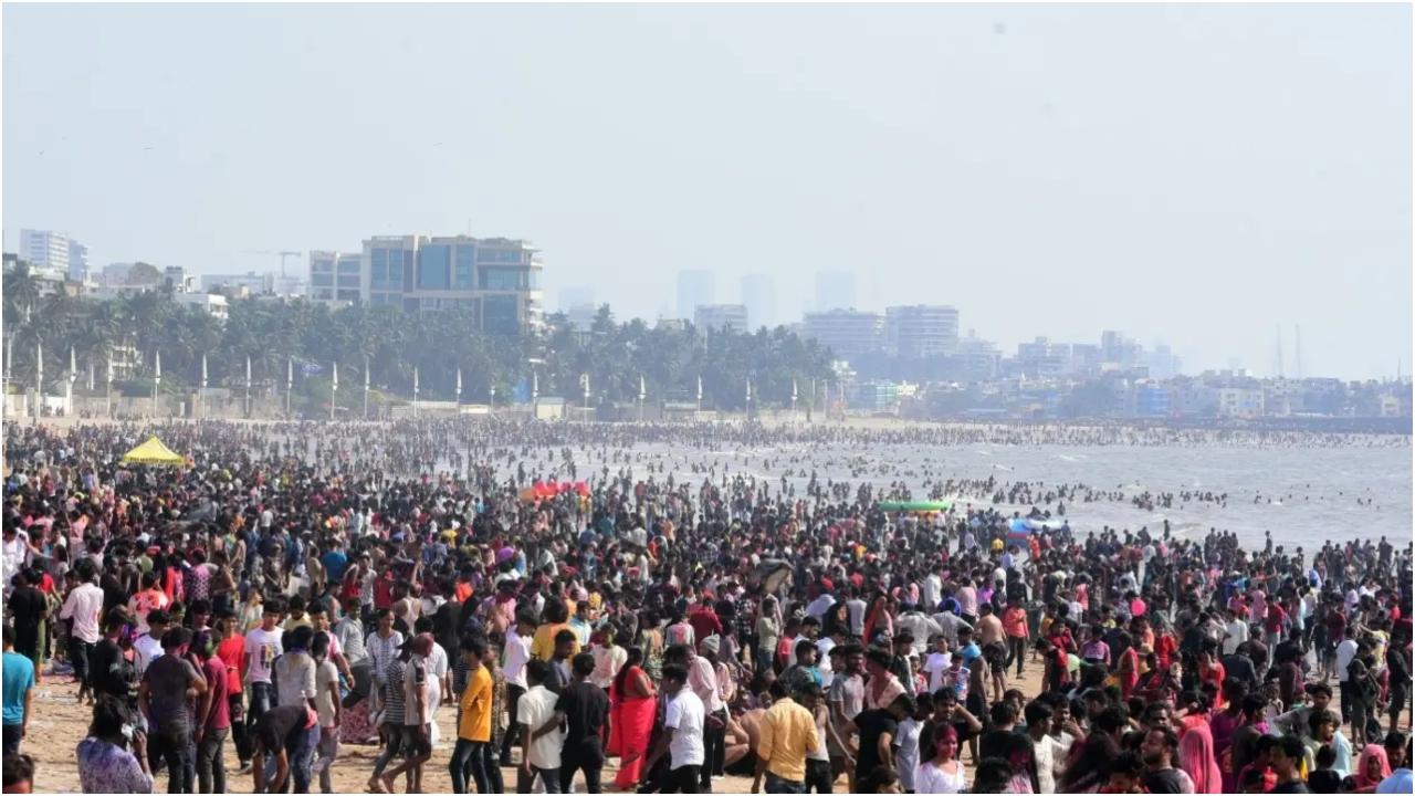 पांच दिवसीय होली उत्सव की शुरुआत रविवार को होलिका दहन के साथ हुई - होली में जन्मी अग्नि बुराई पर अच्छाई की जीत का प्रतीक है.