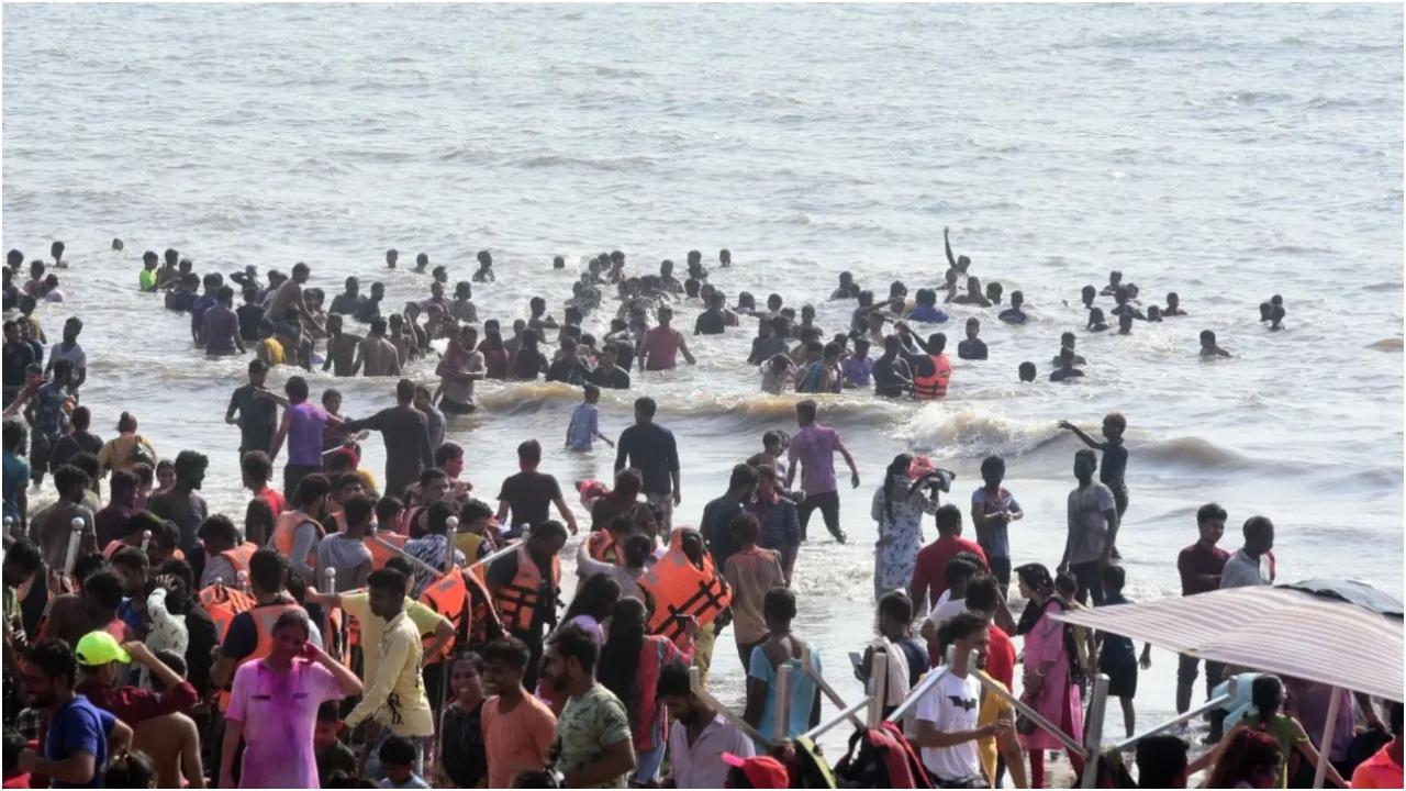 होली के दूसरे दिन सोमवार को रंग-गुलाल खेलकर जश्न मनाया गया. कुछ लोग इस दिन को सूखी होली के रूप में मनाते हैं - बिना पानी के होली मनाते हैं, जबकि कुछ लोग पानी के साथ होली के रंग खेलते हैं.
